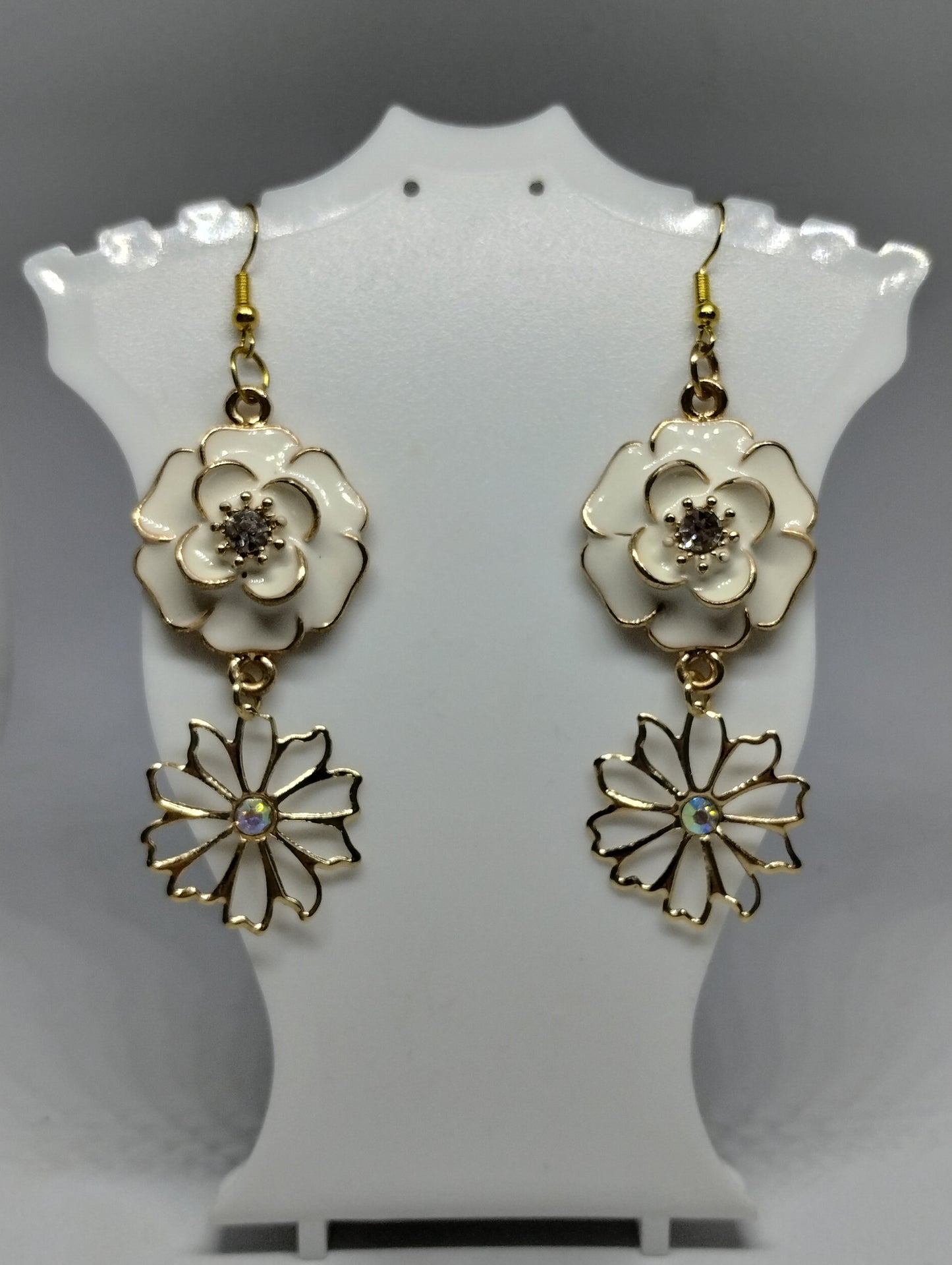 CREAM FLOWER EARRINGS