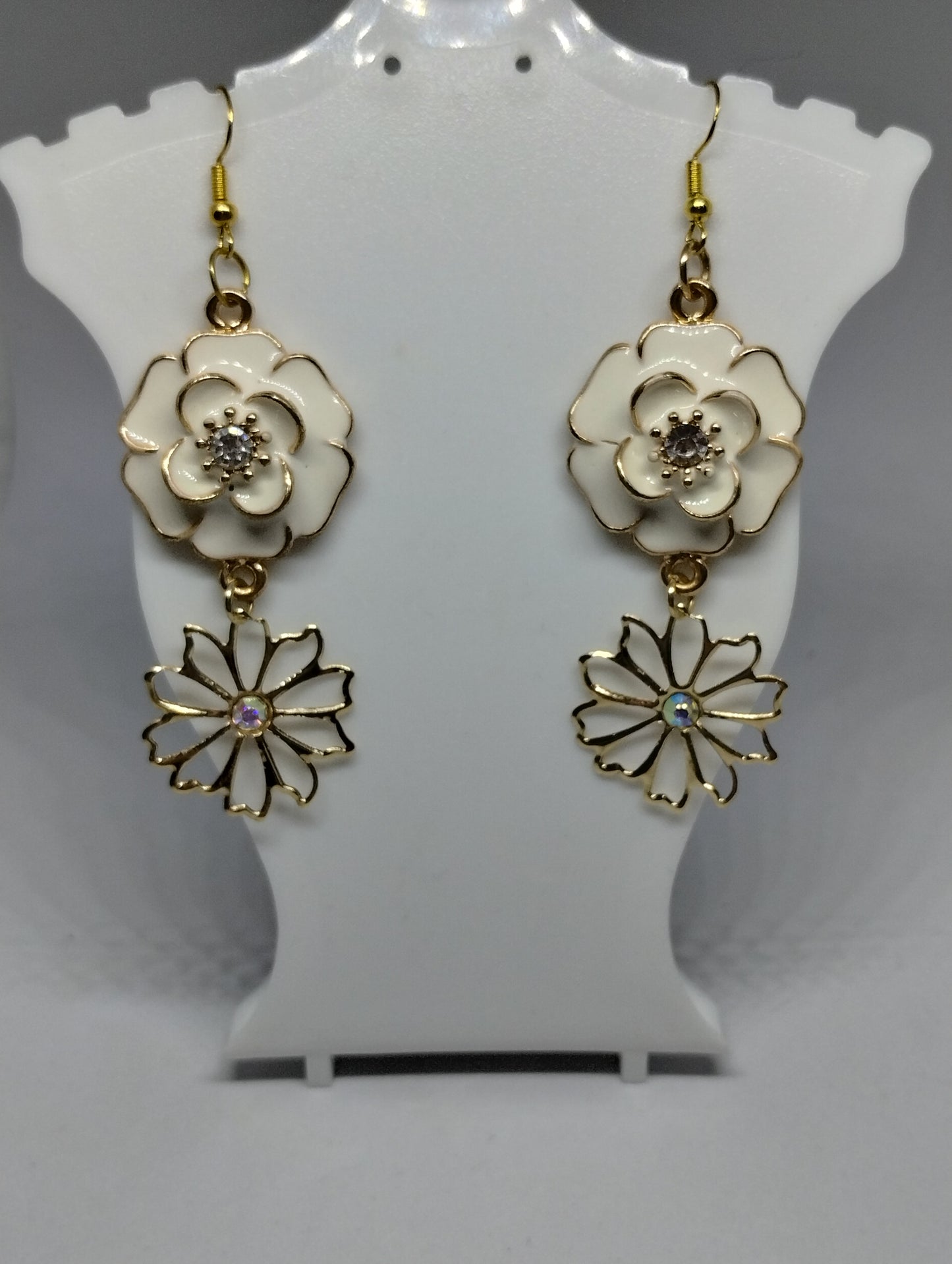 CREAM FLOWER EARRINGS