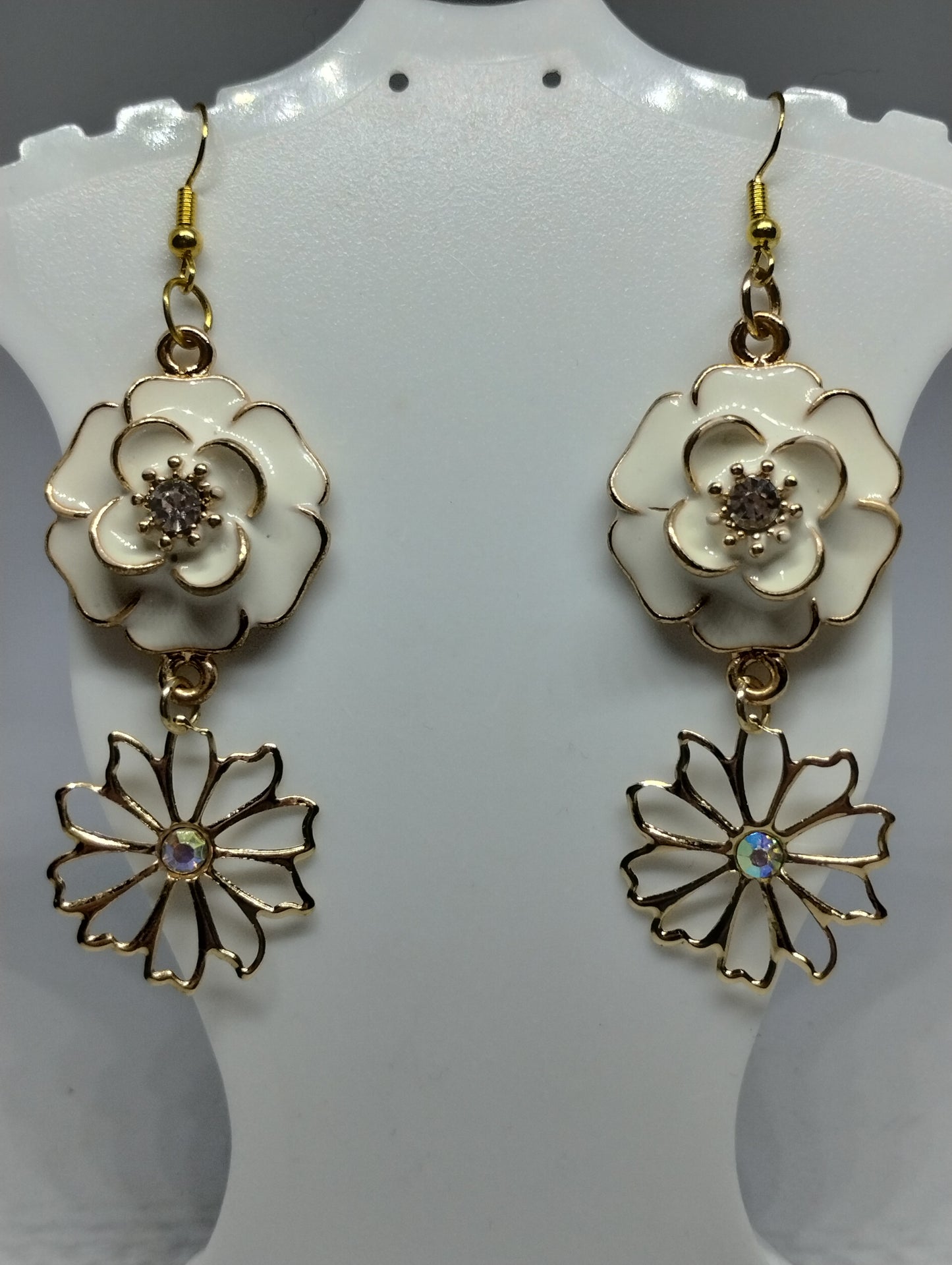 CREAM FLOWER EARRINGS