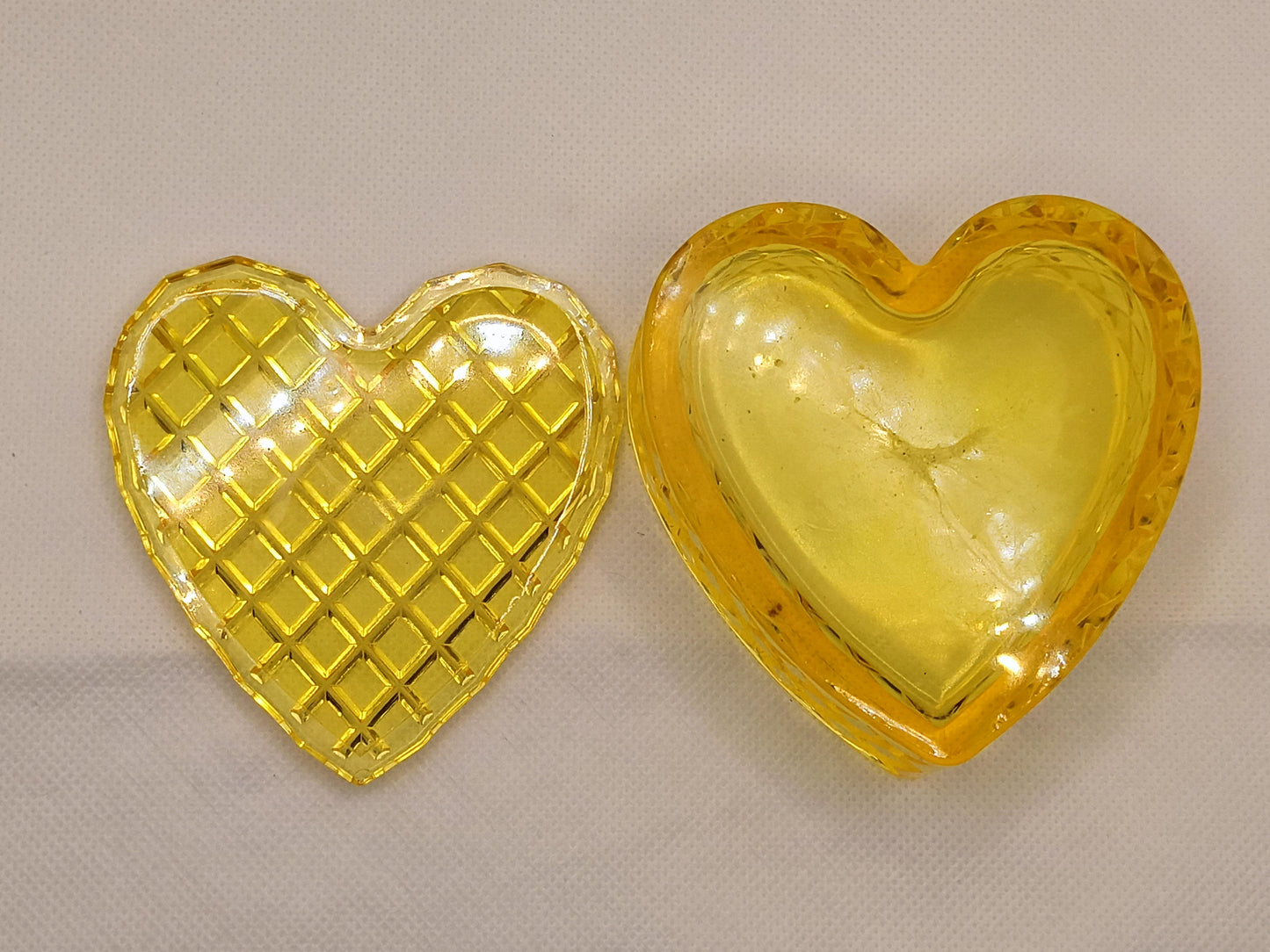 YELLOW HEART RESIN BOX
